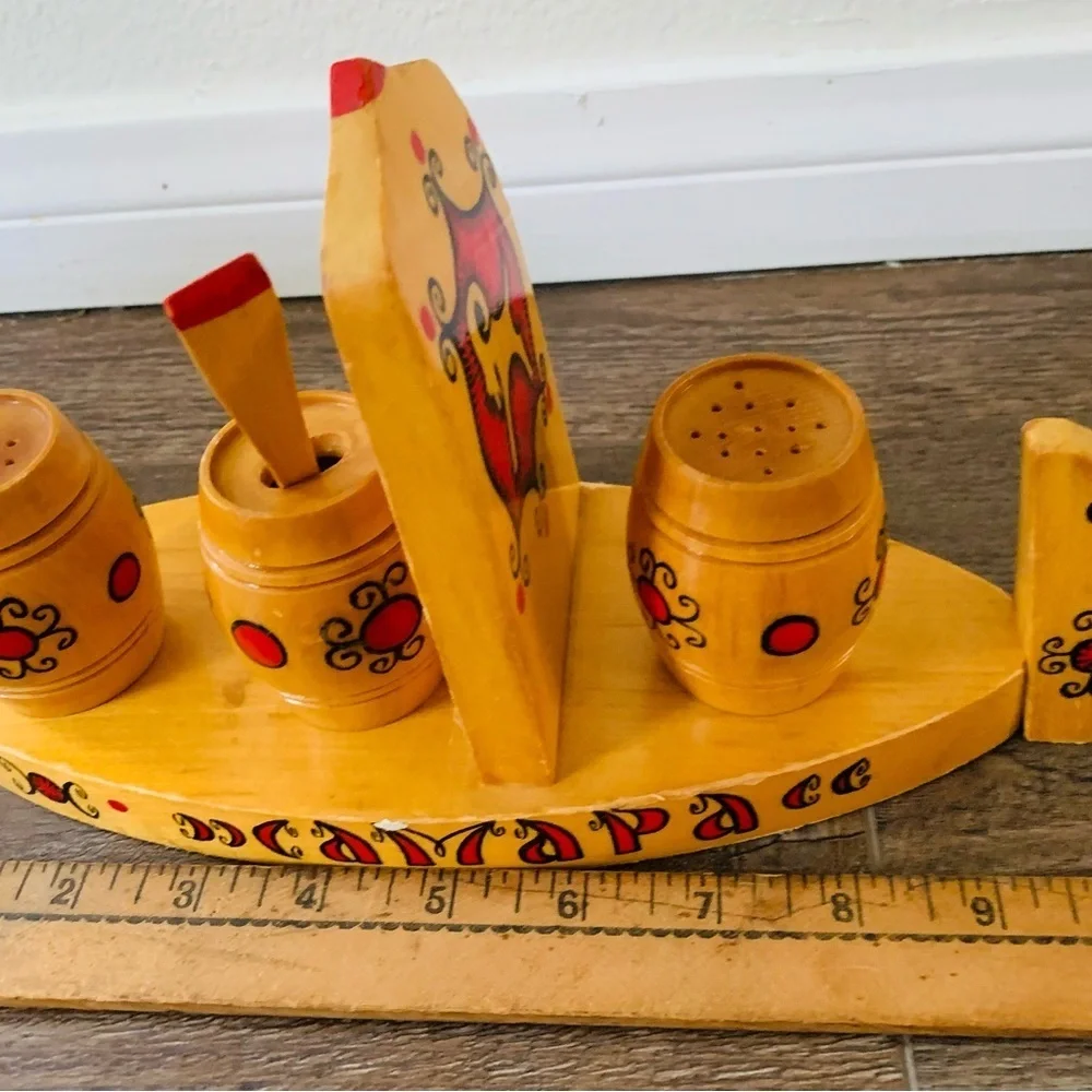 Salt and pepper shakers set